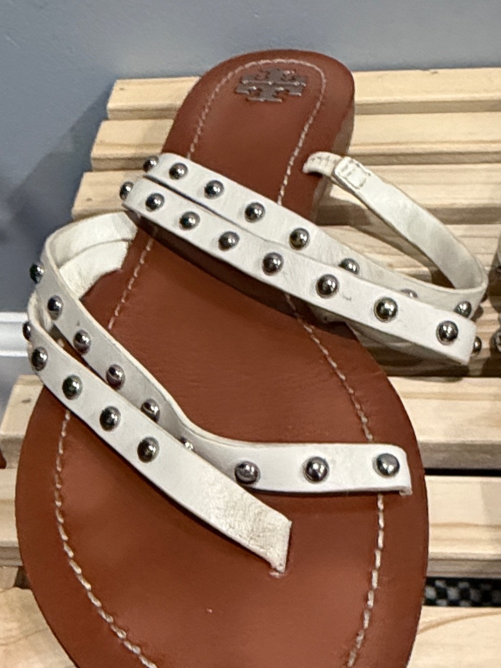 Tory Burch White Studded Leather Thong Sandals Size 8/8.5 - Picture 5 of 13